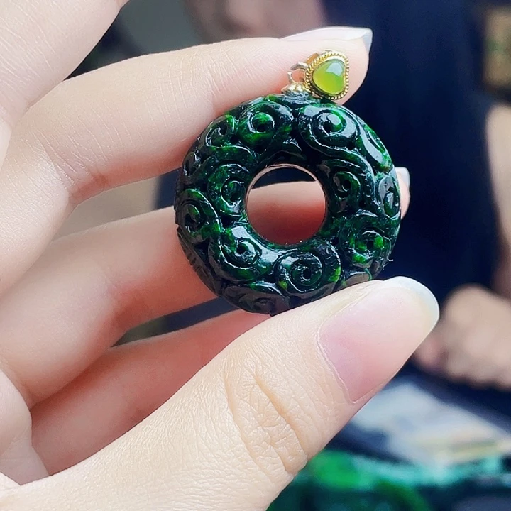 翡翠未镶嵌颈饰多样性