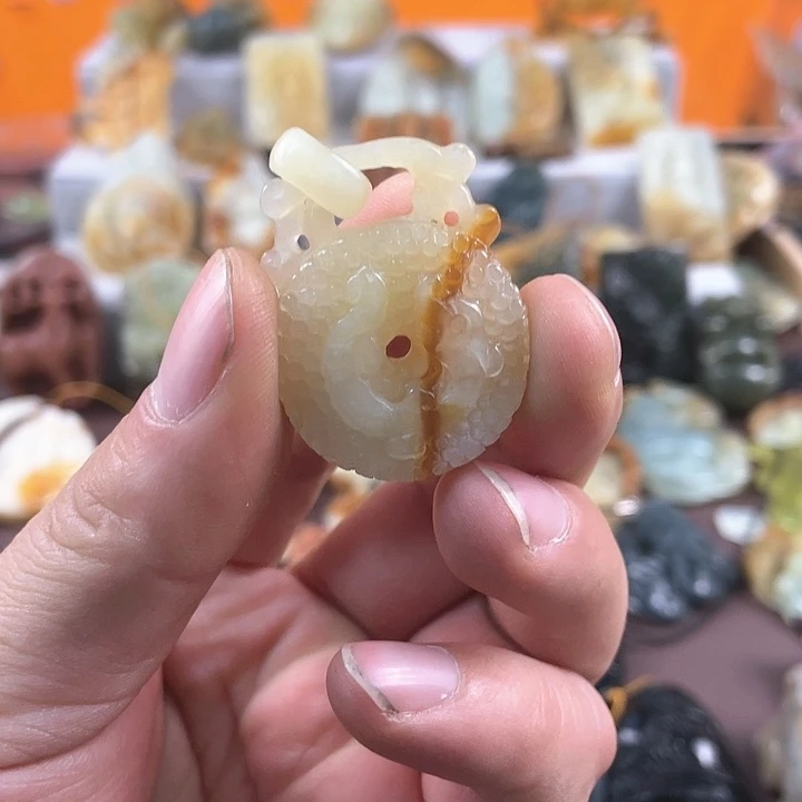 蛇纹石玉颈饰未镶嵌