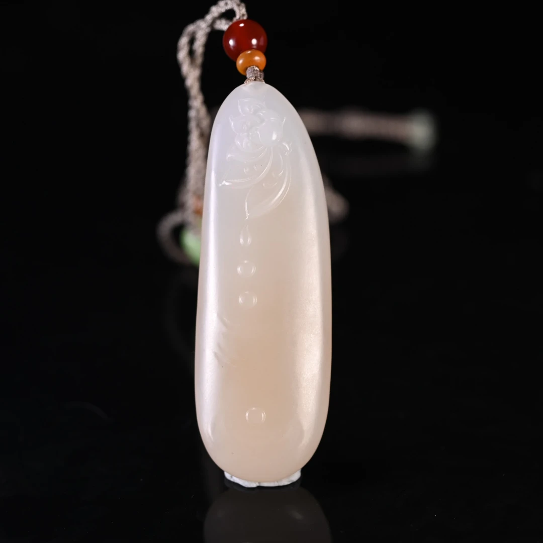 LOT8821 和田玉藕粉荷花挂件/保利早场