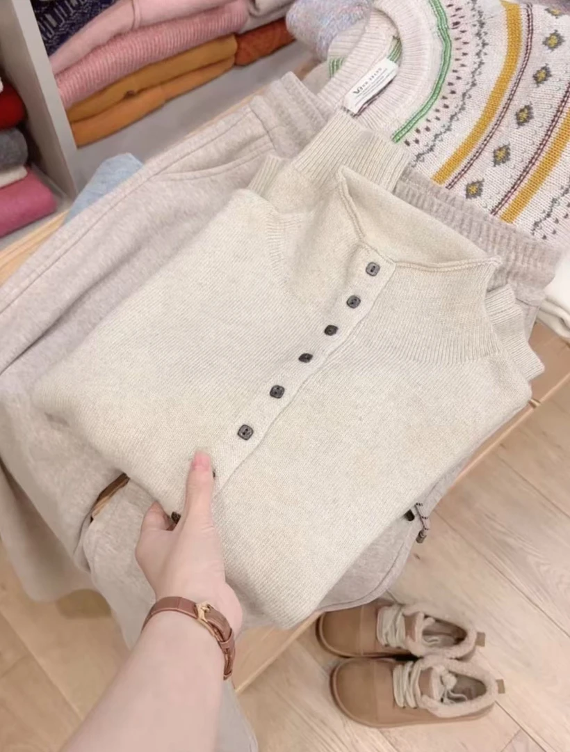 A4七言家 巨好看！杏仁米多扣高领长袖开衫毛衣-1