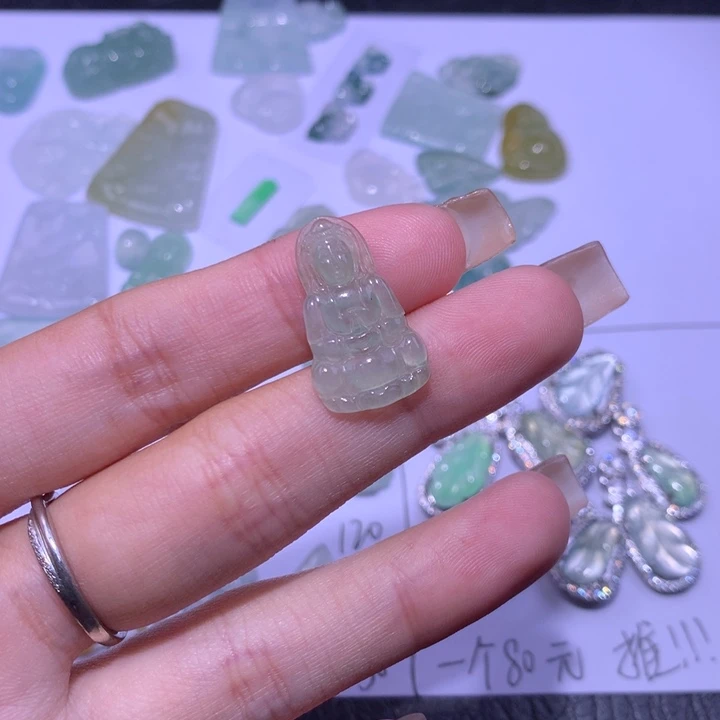 翡翠未镶嵌颈饰观音