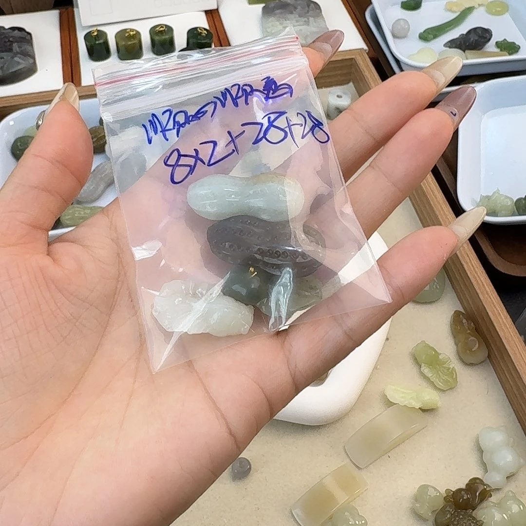 顺***意和田玉未镶嵌颈饰