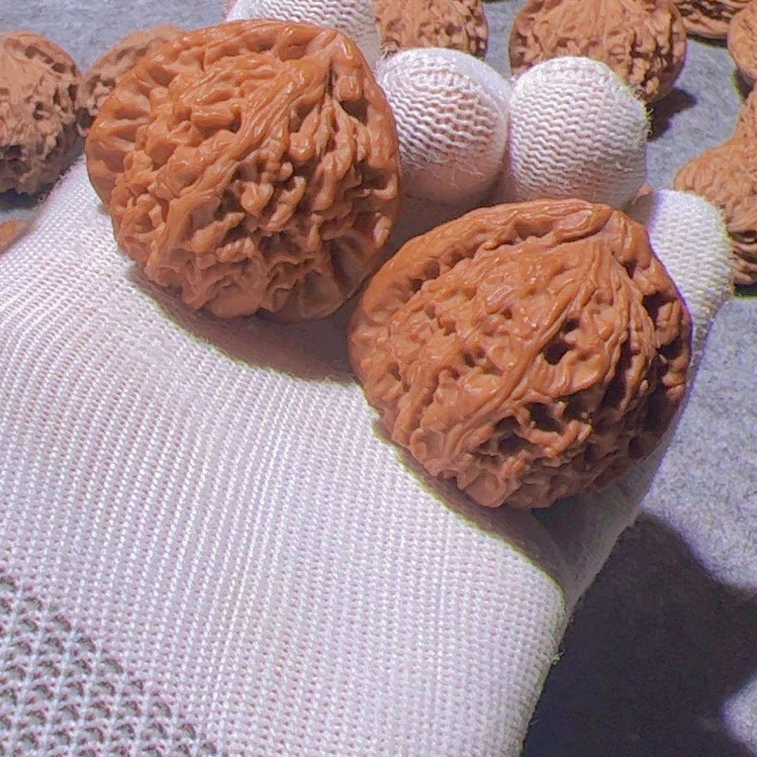 桃核把件9月三角白预售，请关注我。