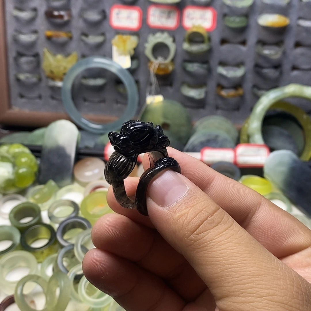 D***未镶嵌蛇纹石玉戒指