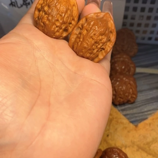 文玩核桃吊坠相思豆