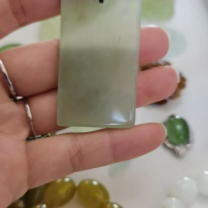 未镶嵌蛇纹石玉吊坠