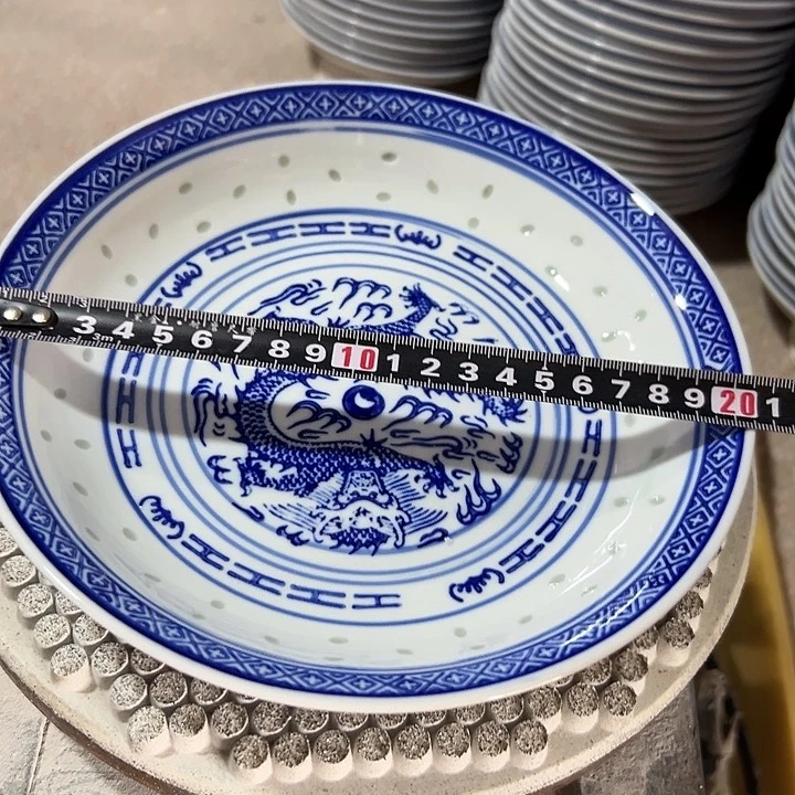青花玲珑8寸的盘子