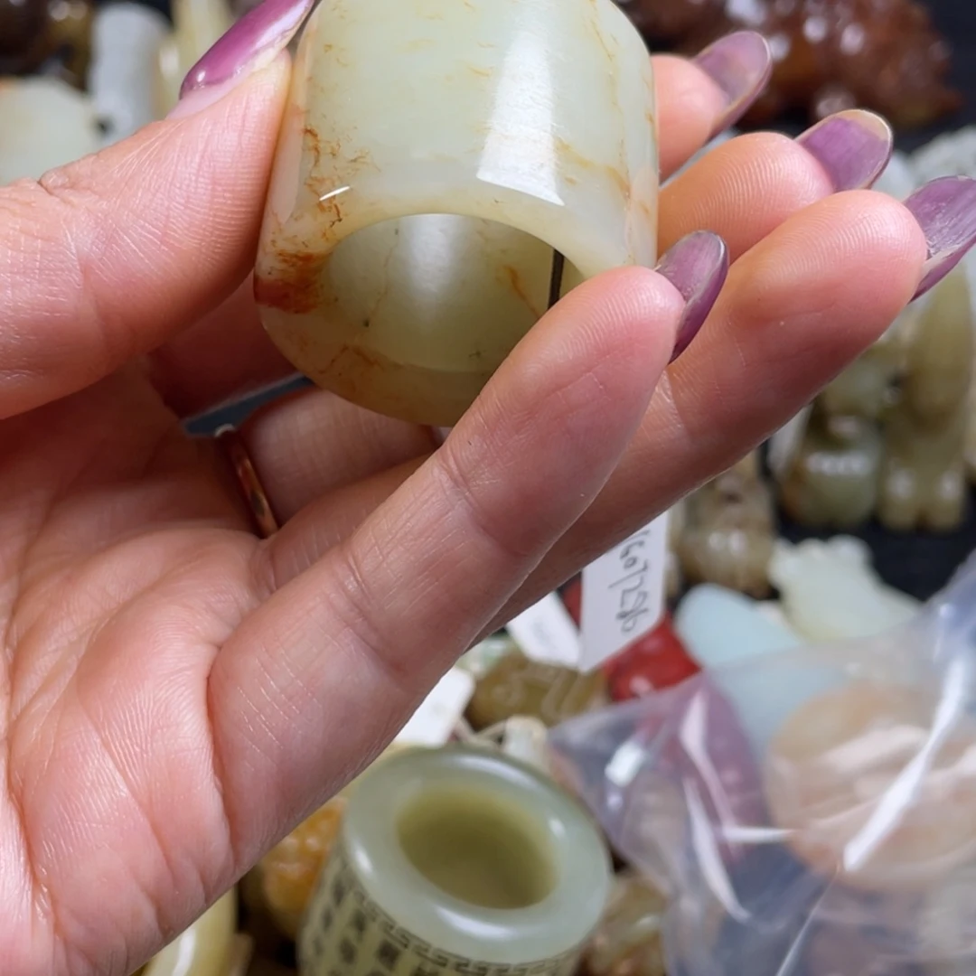 得***淡和田玉未镶嵌颈饰