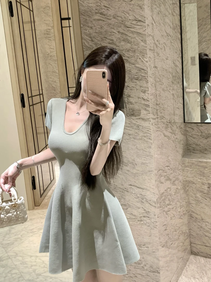 黑天鹅 梨形天菜复古港风V领收腰大摆伞裙短袖超短蓬连衣裙