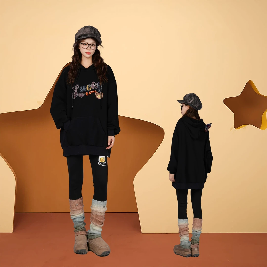 B.Duck小黄鸭肌2025秋冬新款黑色显瘦毛边刺绣连帽百搭卫衣