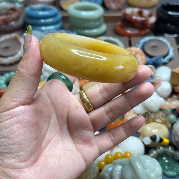 贵***涵石英质玉（黄龙玉）合金颈饰
