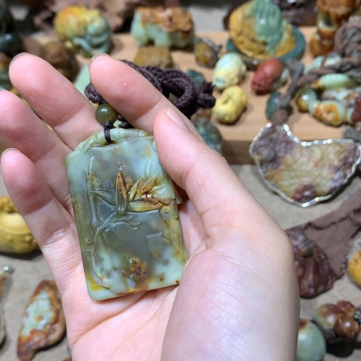 未镶嵌岫岩河磨玉（透闪石质玉）挂件
