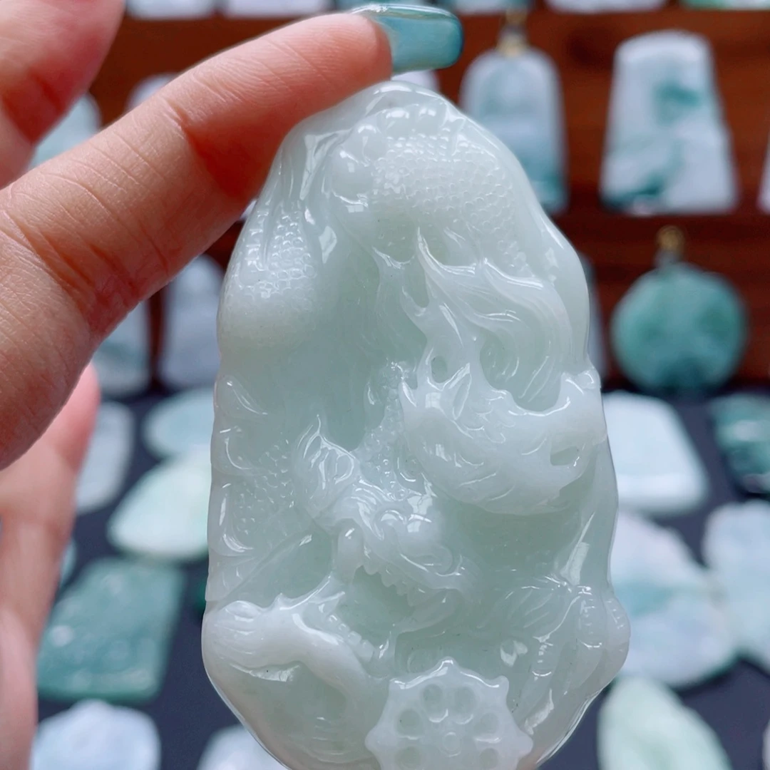 翡翠未镶嵌颈饰龙牌