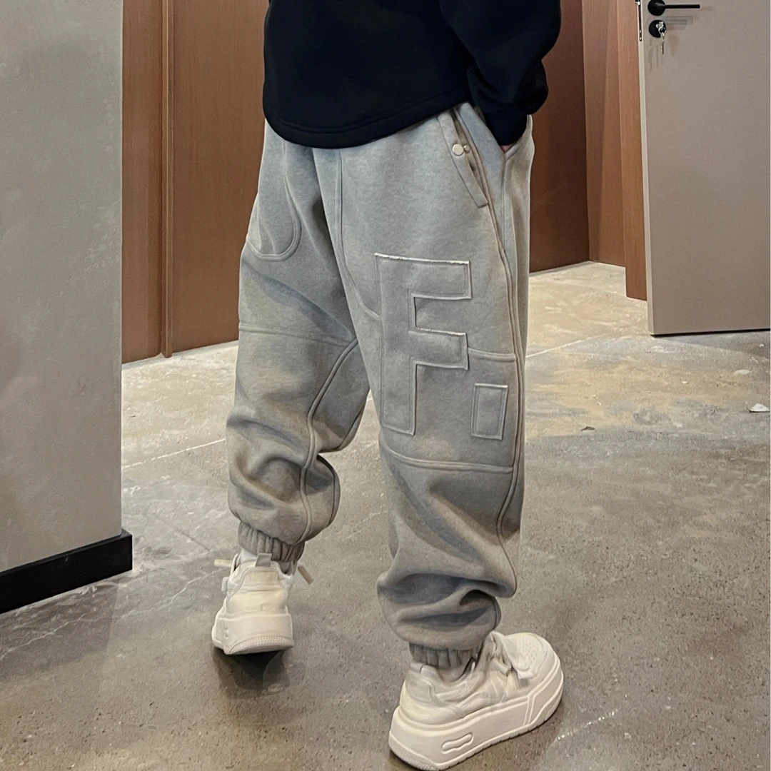 到位男装冬季加厚磨毛拼接贴布刺绣经典束脚卫裤P9558