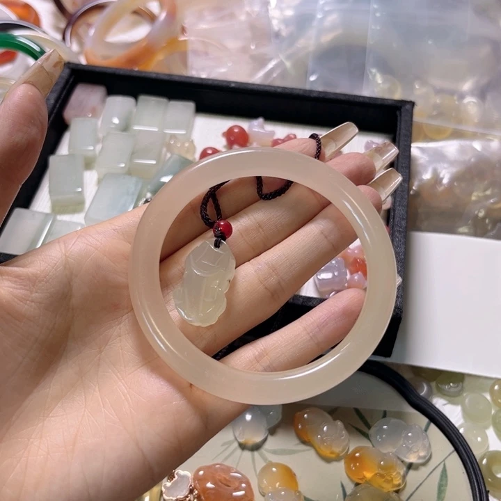 玛瑙/玉髓手镯未镶嵌海**眠