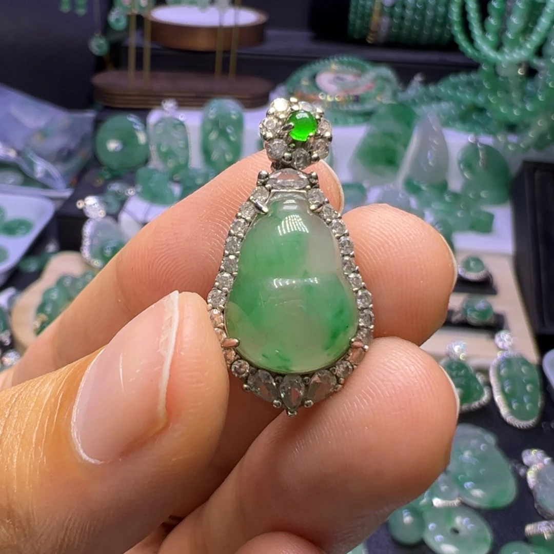 石英质玉（非洲翠）未镶嵌颈饰