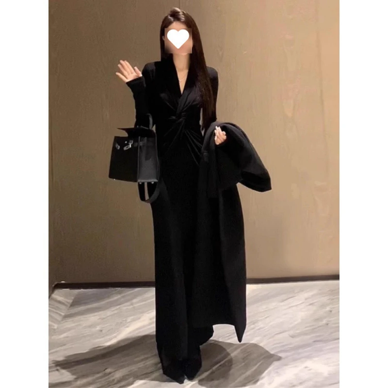黑色时尚设计感长裙高级感显瘦小众连衣裙弧形修身长袖女深针织