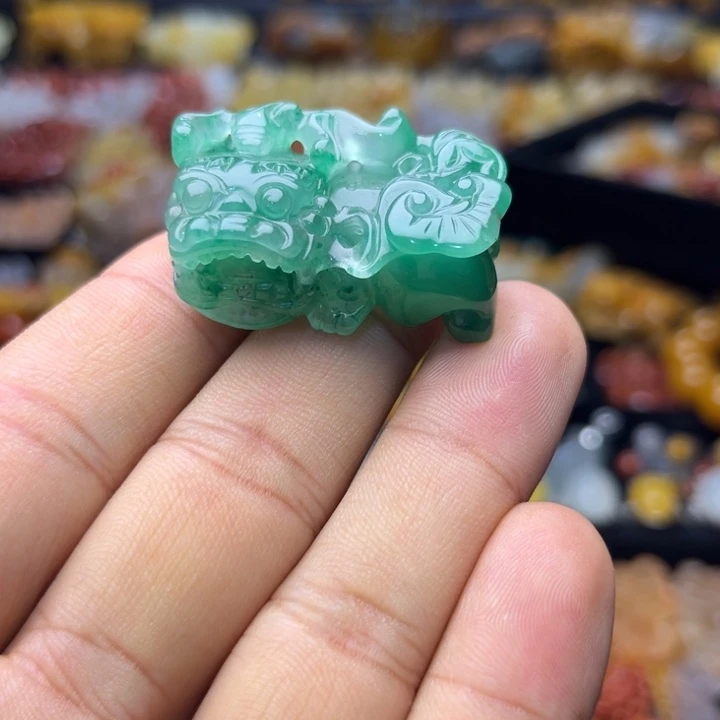 未镶嵌石英质玉（黄龙玉）颈饰