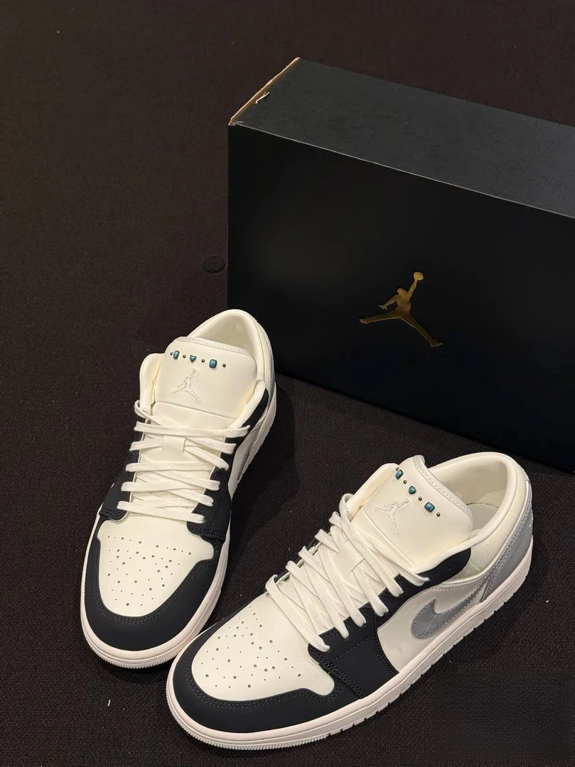 NIKE/耐克官方正品 AJ1 男子绿松石低帮复古潮流休闲运动鞋白灰黑