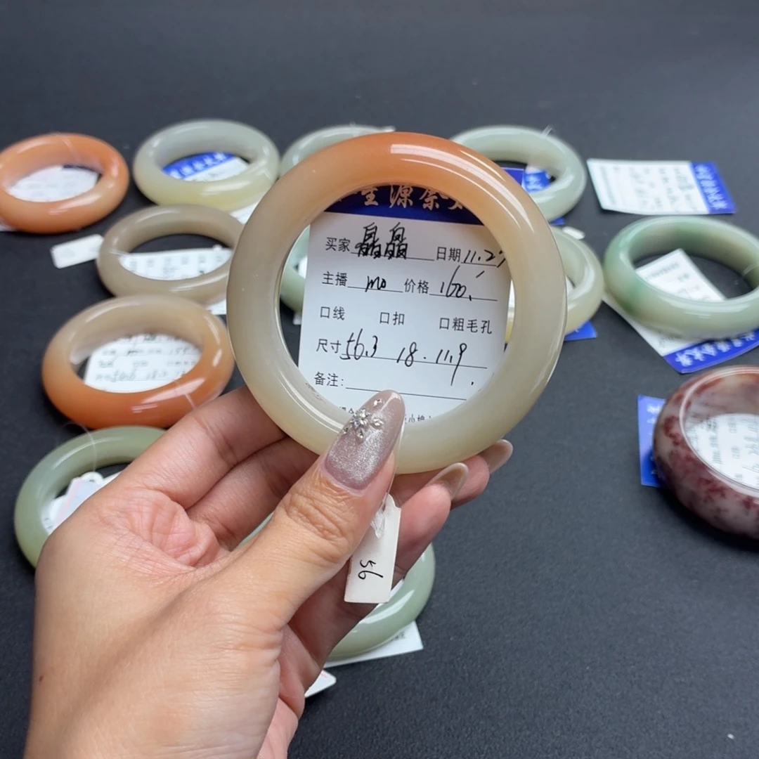 皛***皛石英岩玉未镶嵌手镯