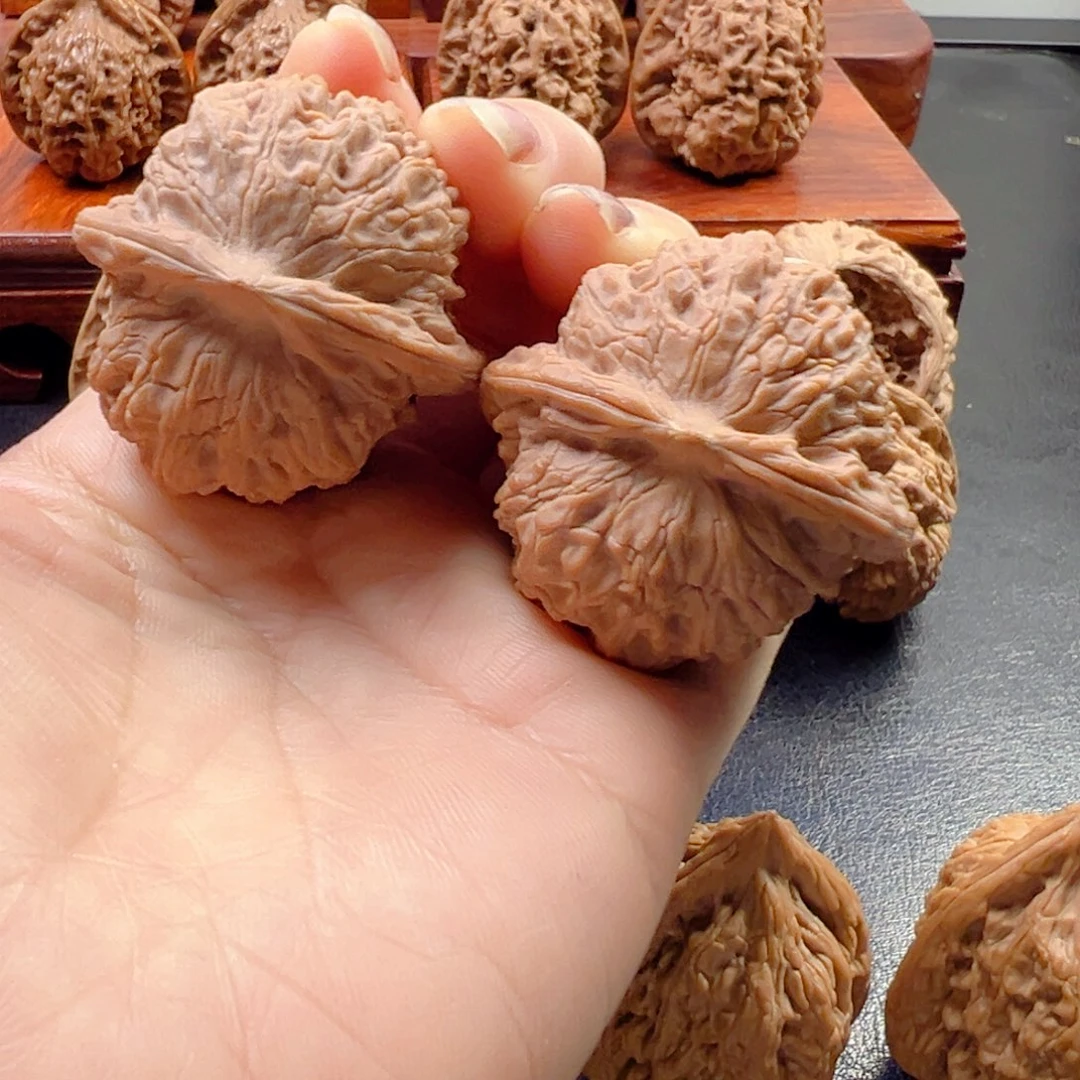 核桃血麒麟手把件