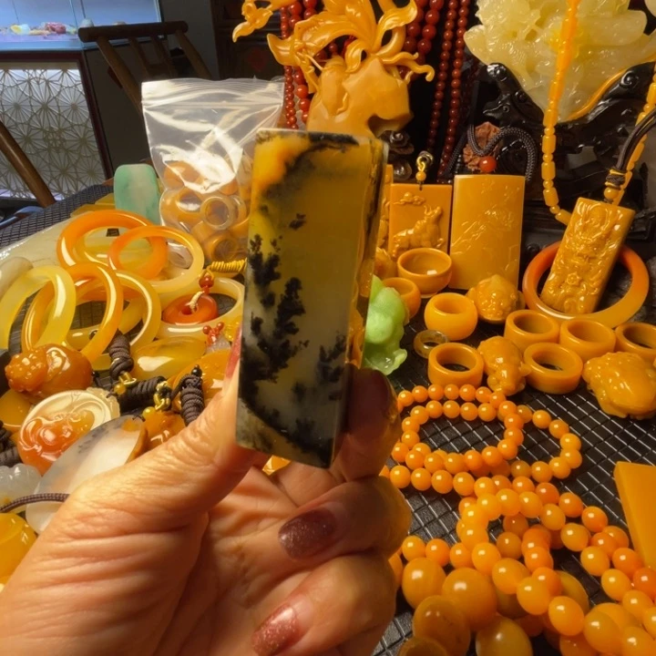 未镶嵌石英质玉（黄龙玉）颈饰