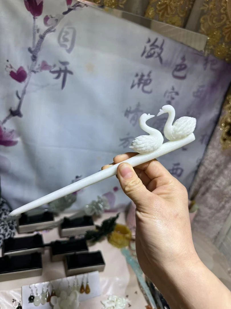 岫玉天鹅发簪，料子细腻油润，性价比高，手工雕刻。