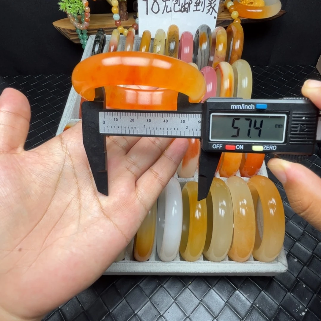 未镶嵌石英质玉（黄龙玉）手镯