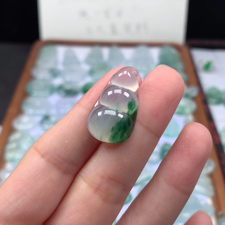 颈饰未镶嵌翡翠冰种飘花福豆
