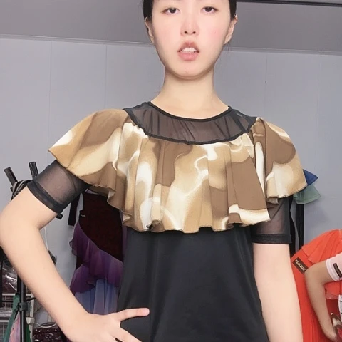 咖色圈。 M。