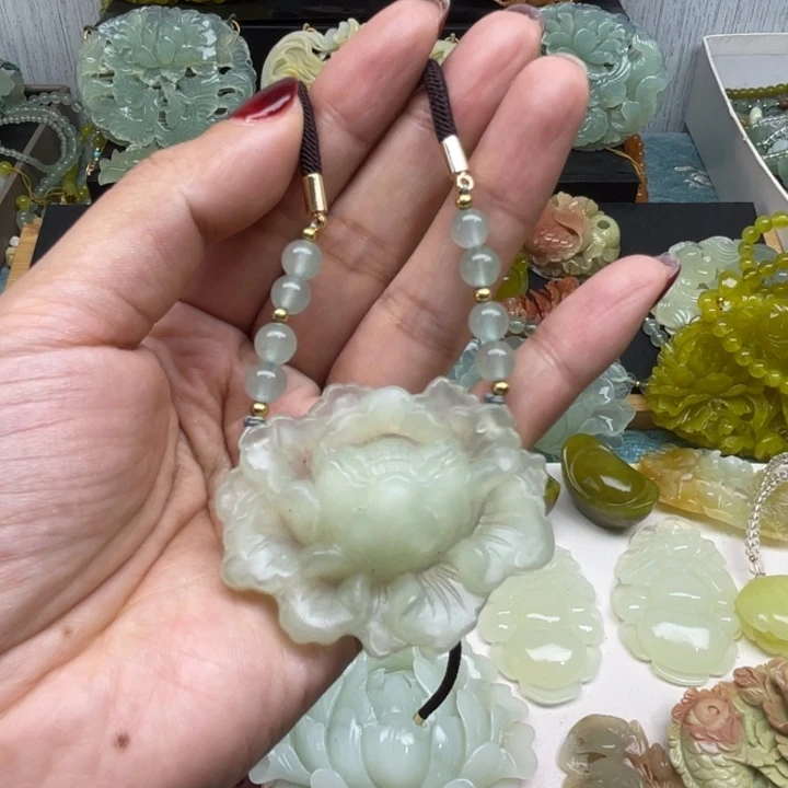 蛇纹石玉未镶嵌颈饰