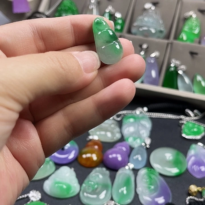 翡翠未镶嵌颈饰豆豆