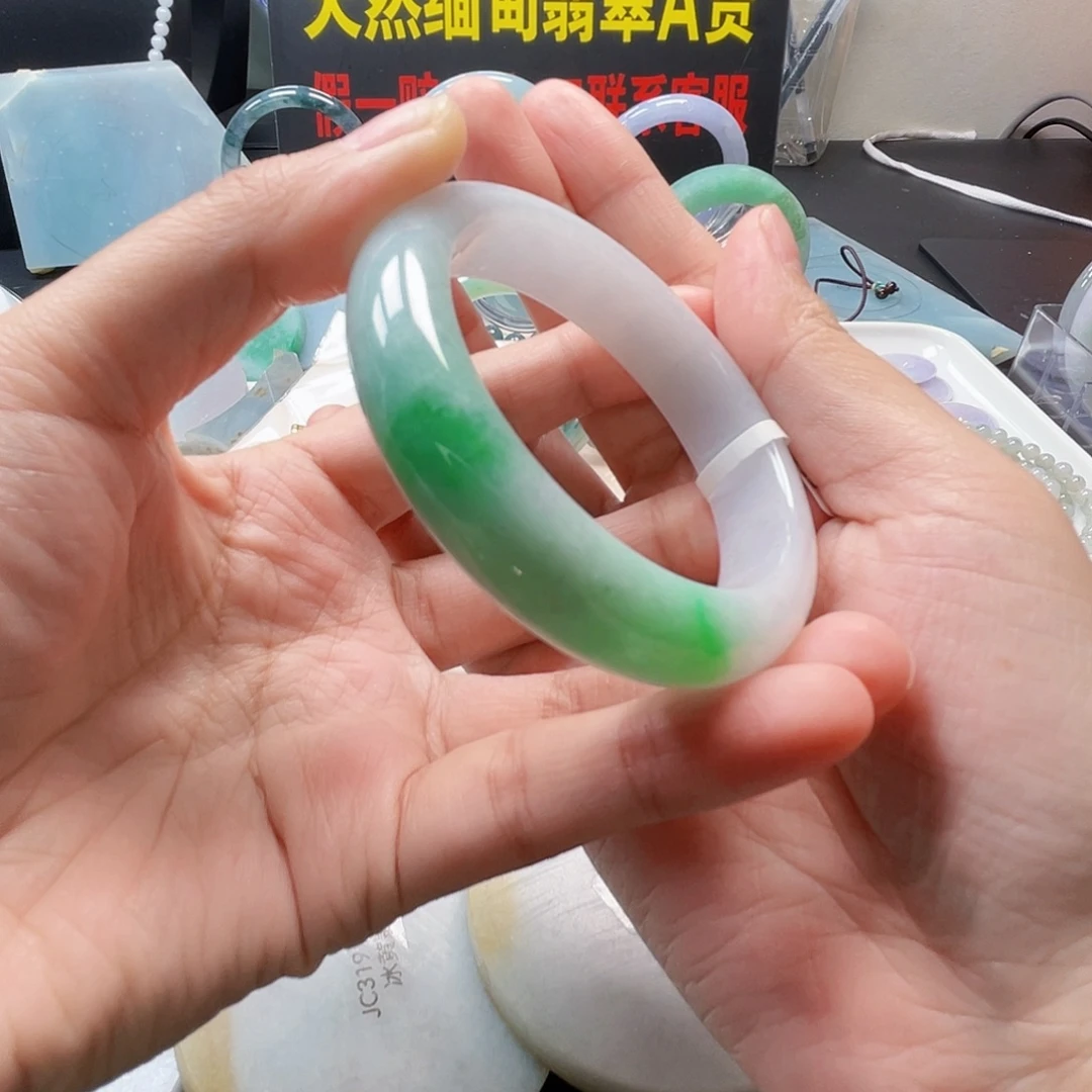 小***心翡翠未镶嵌颈饰翡翠