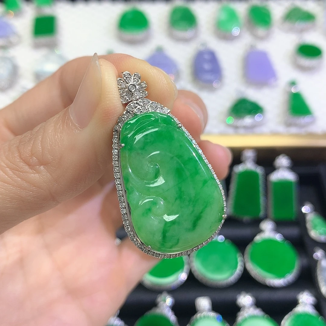 颈饰18K金镶嵌翡翠吊坠