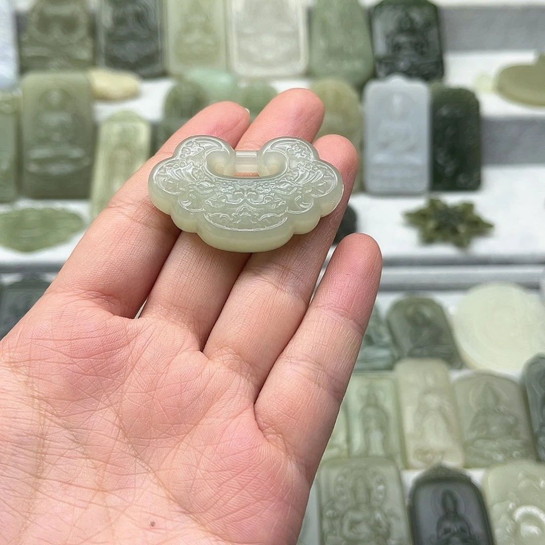 和田玉颈饰未镶嵌红***?