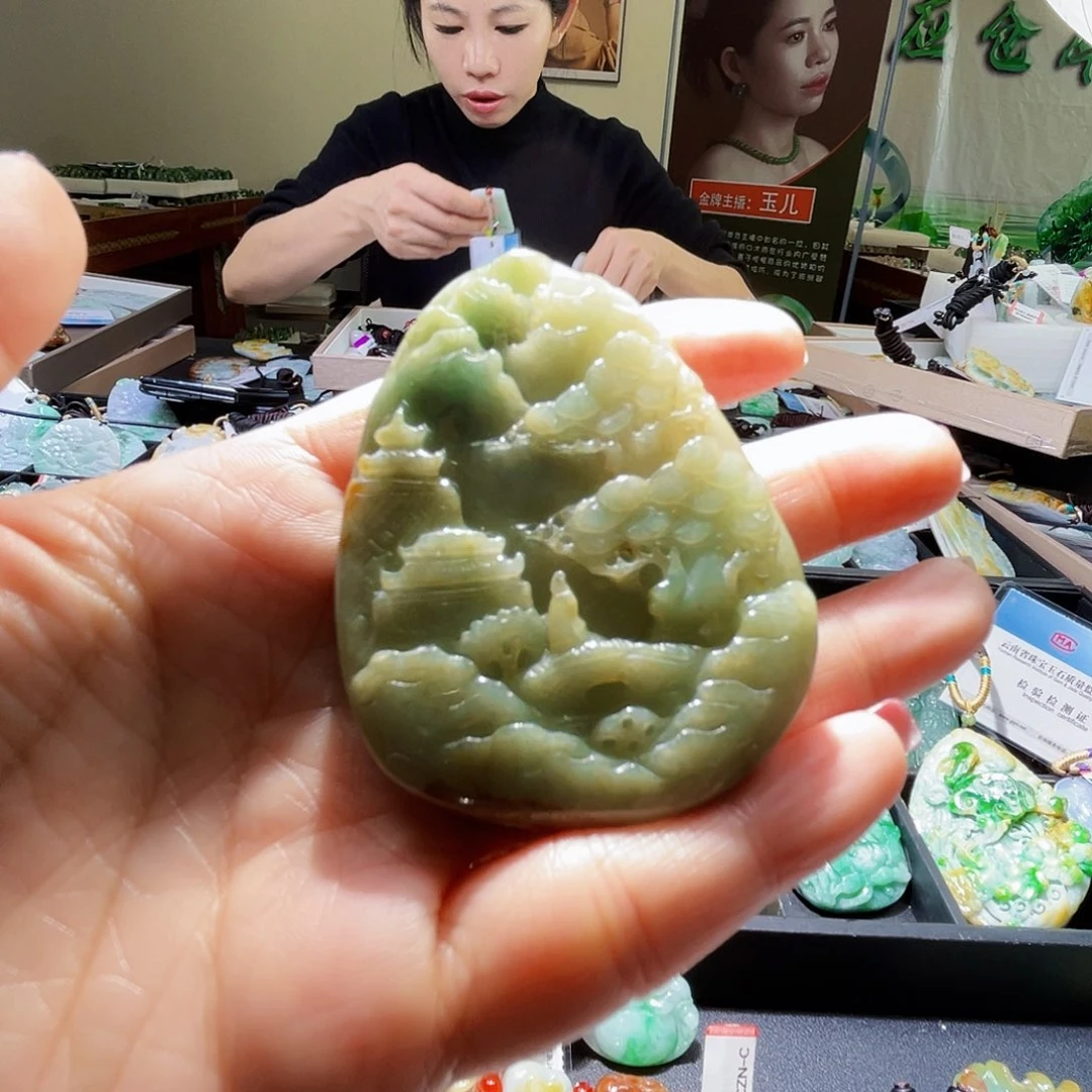 翡翠未镶嵌颈饰一个