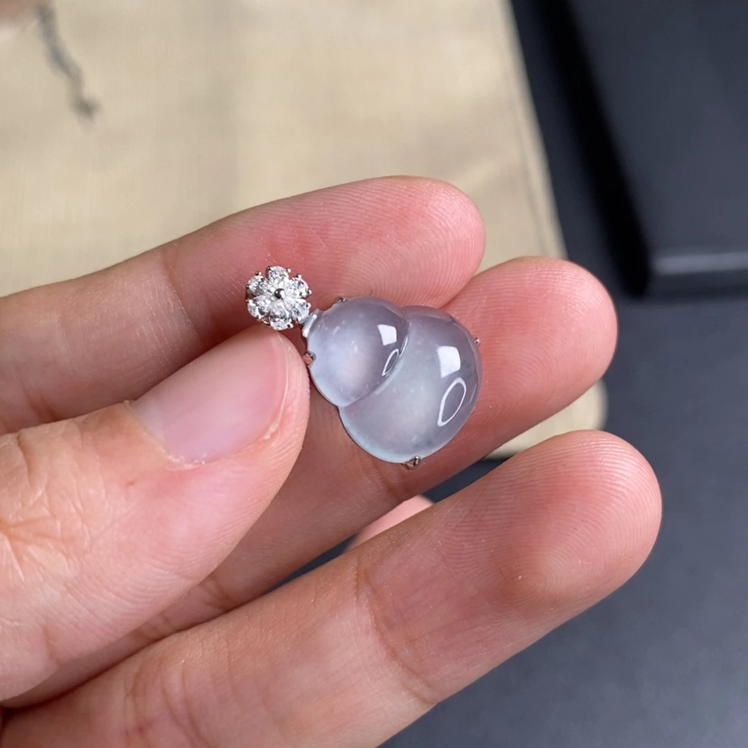 翡翠18K金镶嵌颈饰葫芦