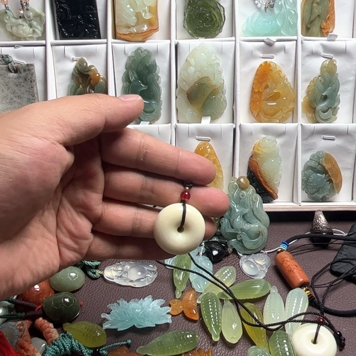 蛇纹石玉合金颈饰