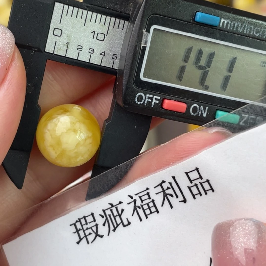 未镶嵌琥珀裸石微瑕284