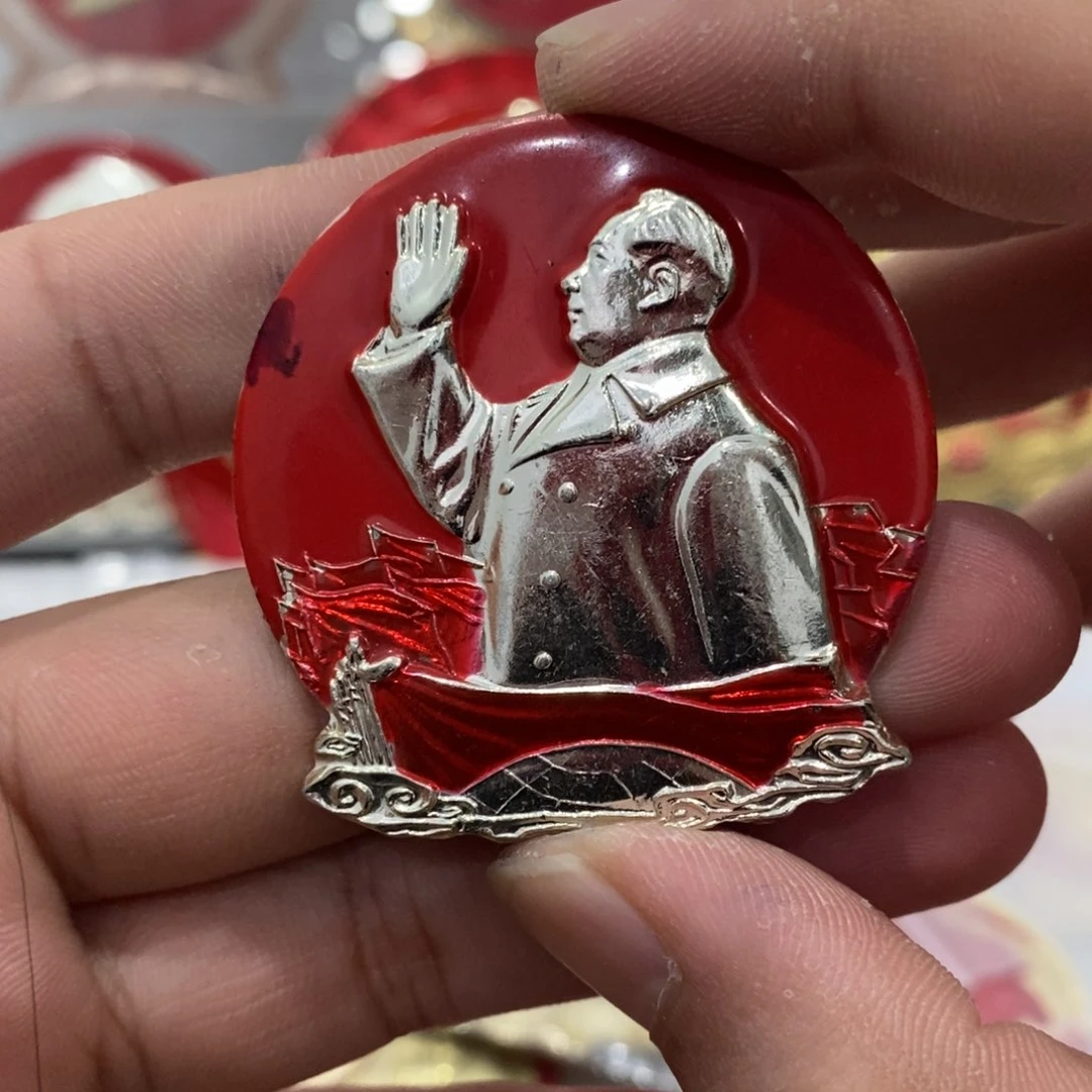 其他普通金属红色纪念章半身招手。