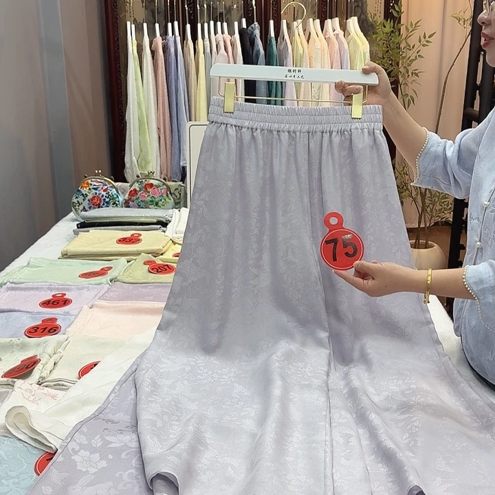 冰***赵苏绣非遗传承展区