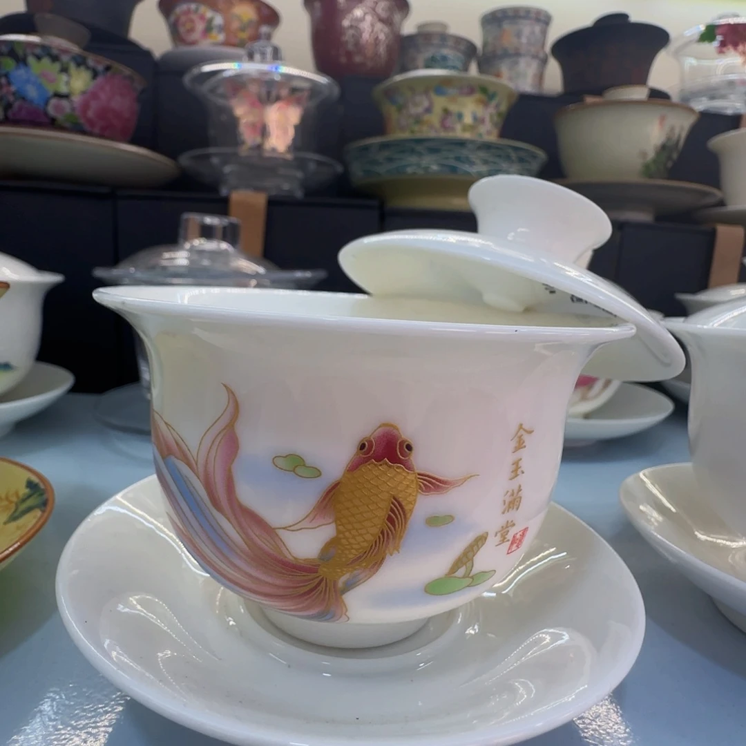 这些盖碗很漂亮我很喜欢！！