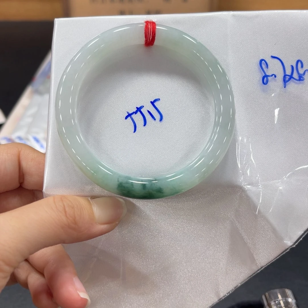 翡翠手镯未镶嵌翡翠