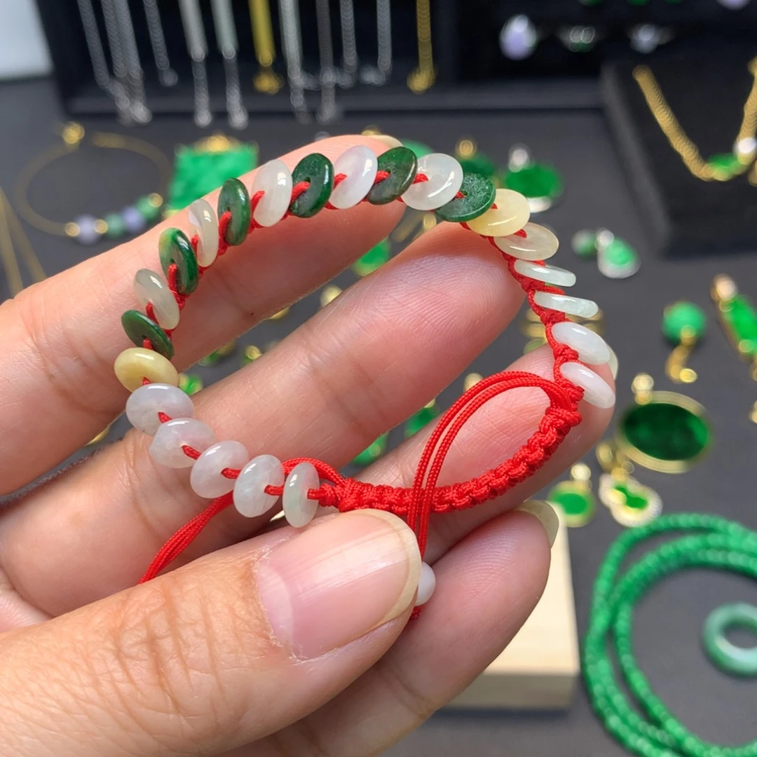 翡翠未镶嵌颈饰有纹