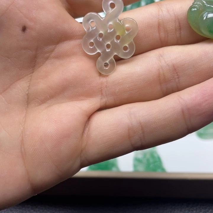 *****石英质玉（非洲翠）未镶嵌颈饰