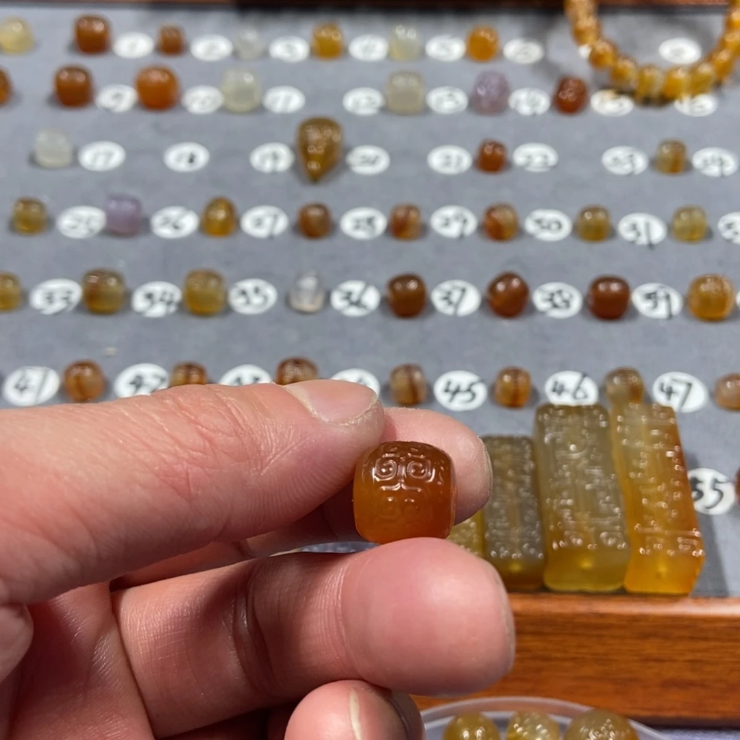 茅***哥玛瑙/玉髓合金颈饰珠