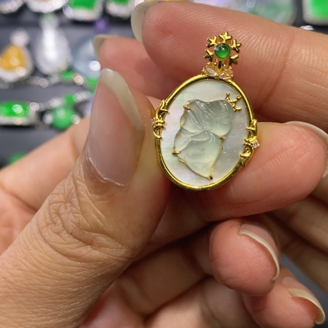 翡翠18K金镶嵌颈饰缅甸