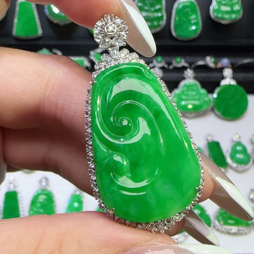 翡翠18K金镶嵌颈饰如意