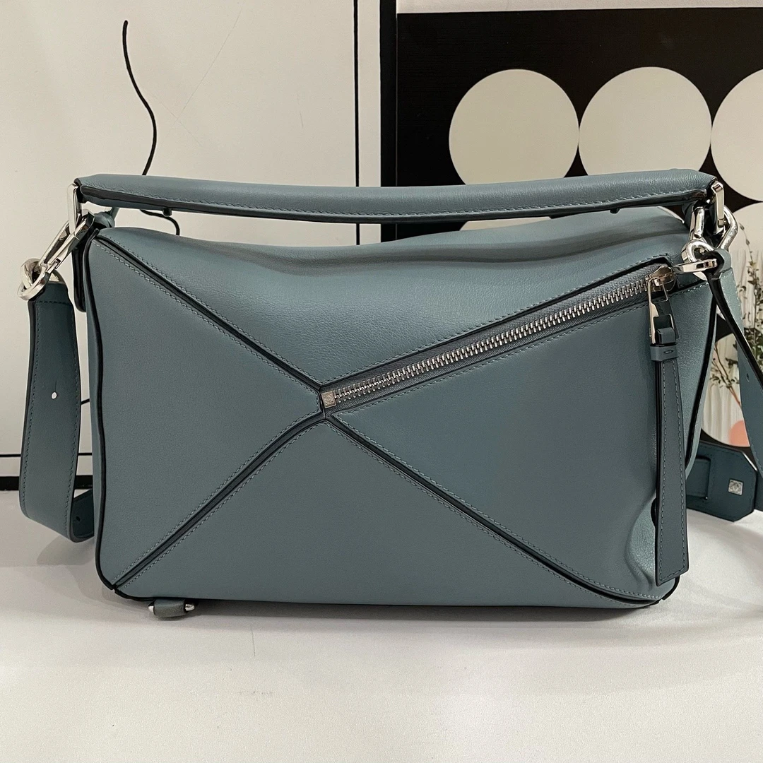 95新 LOEWE/罗意威 雾霾蓝中号几何包单肩包-F4600056