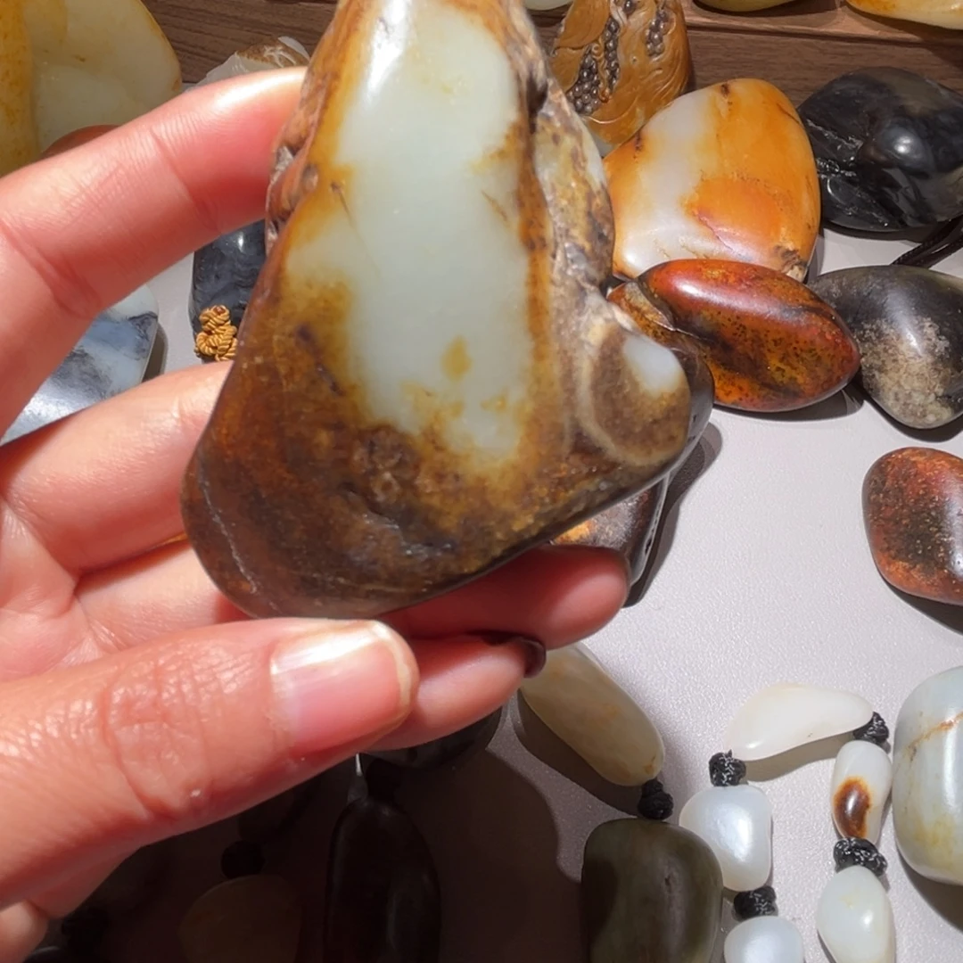 和田玉（糖玉）未镶嵌挂件和田玉108克